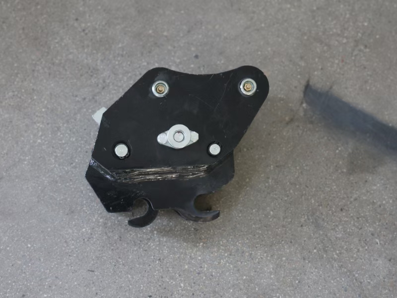 Szybkozłącze półautomatyczne